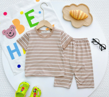 Bộ quần áo bé trai màu nâu sọc trắng – Vải mềm, thoáng mát, dáng dễ thương