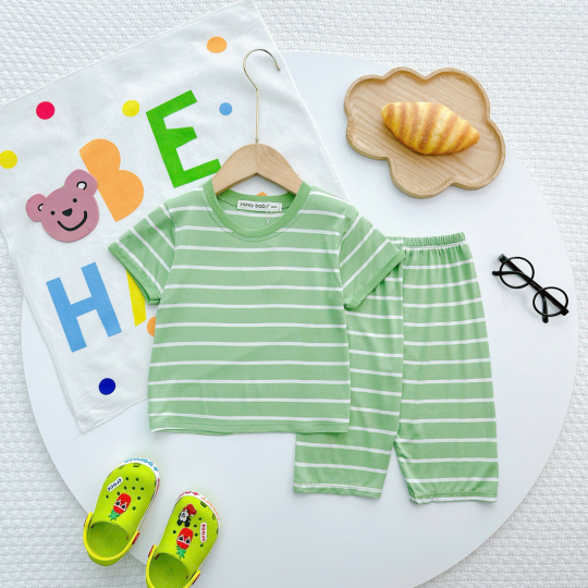 Bộ quần áo bé trai màu xanh lá sọc trắng – Vải mềm, thoáng mát, dáng dễ thương