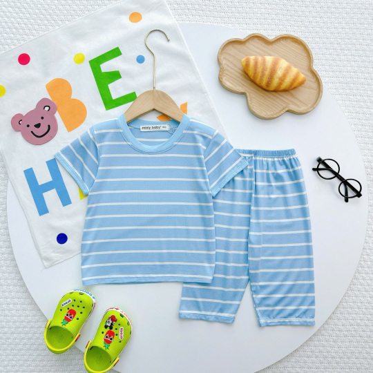 Bộ quần áo bé trai màu xanh dương sọc trắng – Vải mềm, thoáng mát, dáng dễ thương