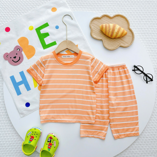 Bộ quần áo bé trai màu cam sọc trắng – Vải mềm, thoáng mát, dáng dễ thương