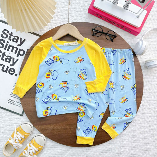 Bộ đồ bé gái họa tiết máy bay trực thăng – Dễ thương, thoải mái