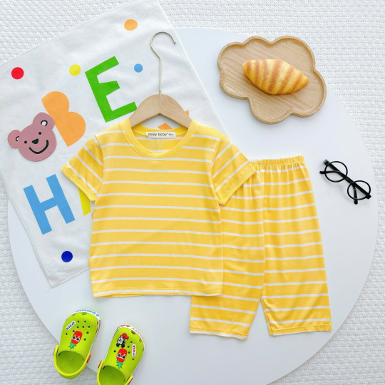 Bộ quần áo bé trai màu vàng sọc trắng – Vải mềm, thoáng mát, dáng dễ thương
