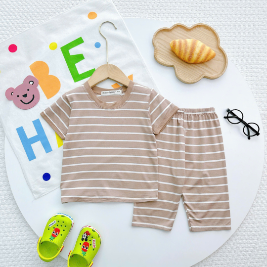 Bộ quần áo bé trai màu nâu sọc trắng – Vải mềm, thoáng mát, dáng dễ thương